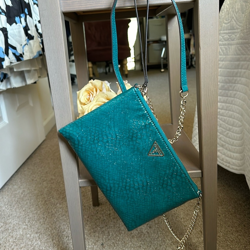 Guess Crossbody or wristlet women’s purse